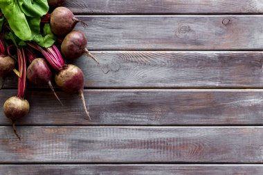 Pancar - taze, yapraklı - ahşap masa üstü görünümü kopyalama alanı