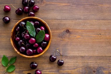 Yapraklı tatlı kiraz düzeni, üst görünüm, boşluk kopyala