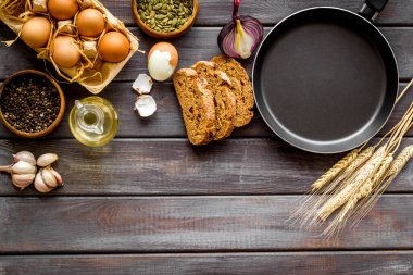 Yemek arkaplanı. Taze ev yapımı yemekli yemek masası. Üst görünüm