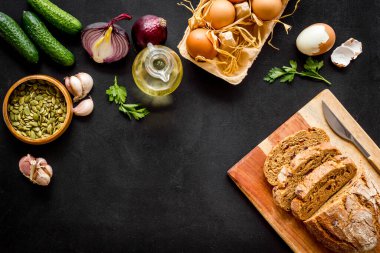 Ev yapımı taze yemekli köy yemeği masası. Genel Görünüm