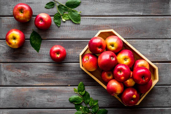 Grupo de manzanas rojas maduras con hojas verdes. Vista superior — Foto de Stock