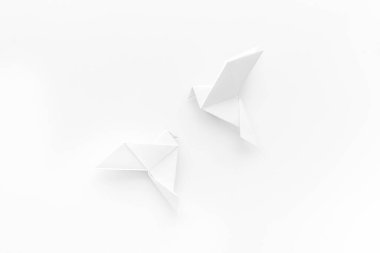 Origami kuşları tepemizde uçuyor.