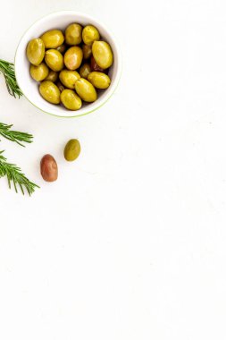 Kavanozda karışık zeytin ve biberiye dalları metin için üst görünüm alanı