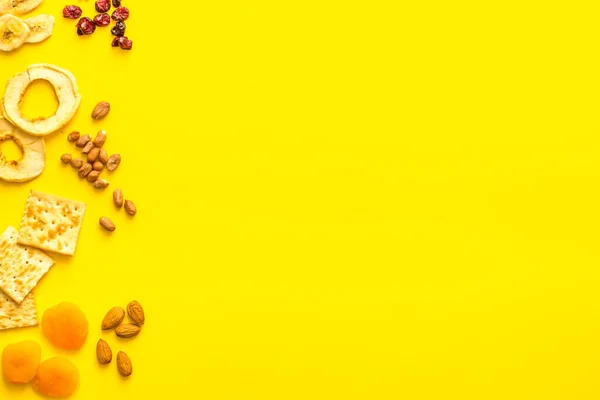 Επίπεδη σειρά από ορεκτικά και σνακ από πάνω. Καρποί με κέλυφος και αποξηραμένα φρούτα με κράκερ — Φωτογραφία Αρχείου