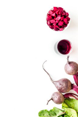 Pancar hasadının en üst görüntüsü. Metin için yeşil üstler, dilimler, meyve suyu boşluğu