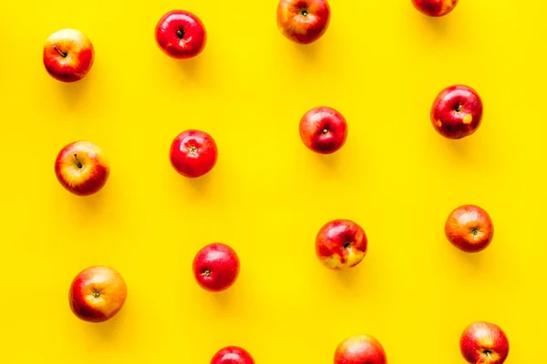 Fruchtmuster roter Äpfel auf dem Tisch — Stockfoto
