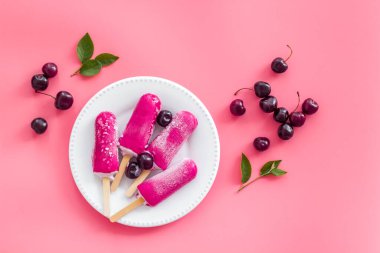 Vişneli dondurma, masada meyveli dondurma, üst manzara.