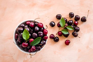 Yapraklı, olgun kırmızı kiraz tabağı.