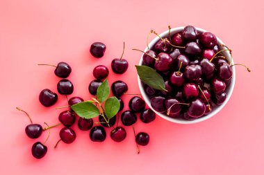 Kasede böğürtlen var. Kırmızı kiraz üst görünümü, boşluk kopyala