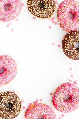 Donut çerçevesi, krema ve serpiştirme, genel manzara. Renkli fırın