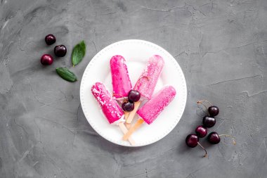 Taze vişneli dondurma. Buzlu şeker genel görünüm