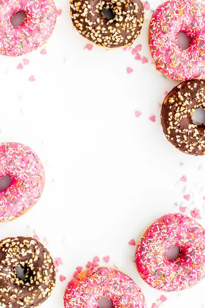 Donut çerçevesi, krema ve serpiştirme, genel manzara. Renkli fırın