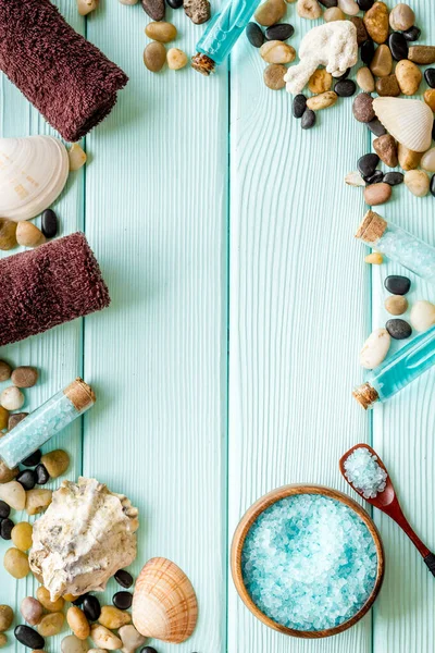 Deniz tuzu ve taşlarla kaplıca kozmetik ürünleri çerçevesi