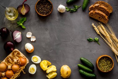 Gıda geçmişi çerçevesi. Taze ev yapımı yemekli yemek masası. Üst görünüm