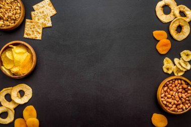 Masadaki sağlıklı atıştırmalıkların çeşitliliği, kopyalama alanı