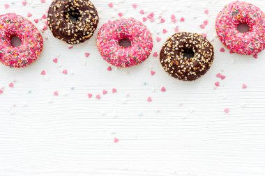 Çörekler beyaz arkaplanda düz konum deseni, üst görünüm