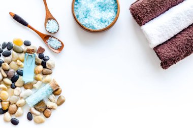 Deniz kozmetikleriyle hazırlanmış spa tedavileri. Tuz ve aroma yağı. Üst görünüm
