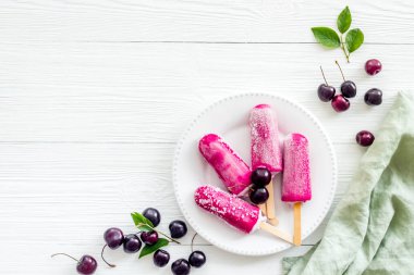 Vişneli dondurma, masada meyveli dondurma, üst manzara.