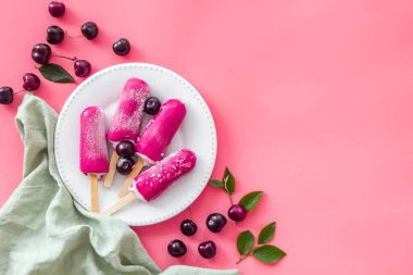 Taze vişneli dondurma. Buzlu şeker genel görünüm