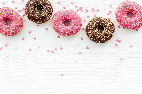 Donuts flat lay pattern on white background, top view — Stock Photo, Image