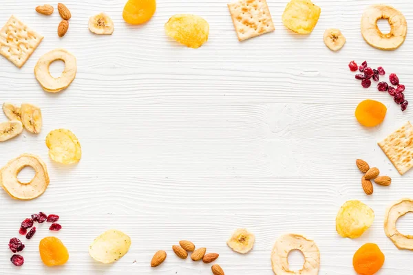 Snacks mezcla marco vista superior. Frutos secos y frutos secos con galletas, espacio para copiar — Foto de Stock
