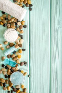 Deniz kozmetikleriyle hazırlanmış spa tedavileri. Tuz ve aroma yağı. Üst görünüm