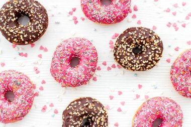 Çörekler beyaz arkaplanda düz konum deseni, üst görünüm