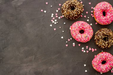 Renkli donut parçacıklarının üst görünümü, boşluğu kopyala
