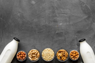 Badem, fındık, şişede ceviz yulafı sütü - üst manzara