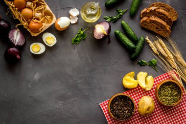 Yemek arkaplanı. Taze ev yapımı yemekli yemek masası. Üst görünüm