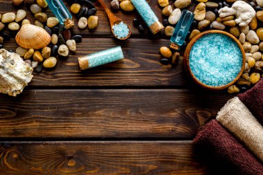 Deniz kozmetikleriyle hazırlanmış spa tedavileri. Tuz ve aroma yağı. Üst görünüm