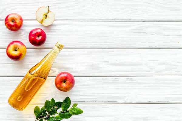 Bir şişe elmalı, organik sirke ya da elma şarabı. Üst görünüm, alanı kopyala