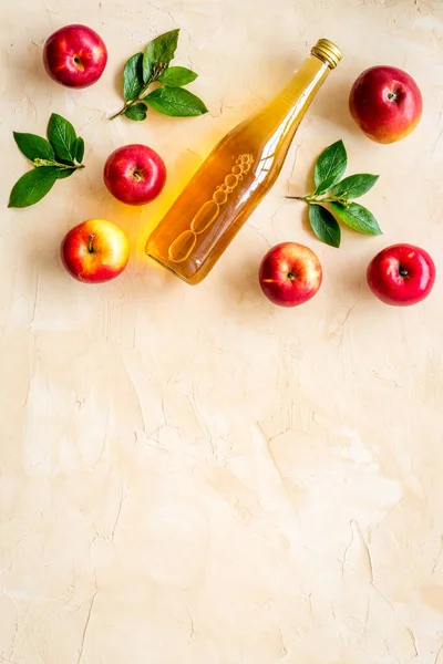 Botella de vinagre con manzanas rojas. Vista superior, espacio de copia — Foto de Stock