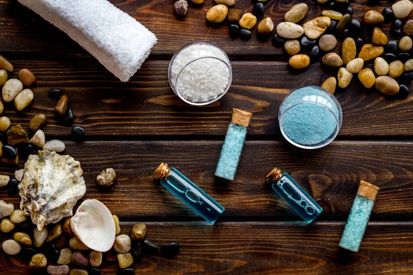 Spa-Set aus blauem Meersalz, kosmetischem Ton und Aromaöl. Ansicht von oben — Stockfoto