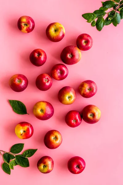 Äpfel Hintergrund auf dem Küchentisch - Draufsicht — Stockfoto