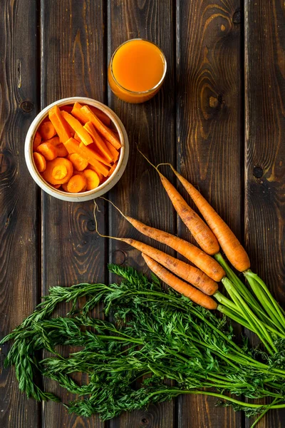 Havuç dilimleri, taze meyve suyu, sebzeler, en üstteki yeşil manzaralı fotokopi alanı.