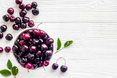 Yapraklı tatlı kırmızı kirazlar, düz yatış, üst manzara