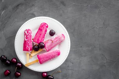 Vişneli dondurma, üst görünüm, kopyalama alanı