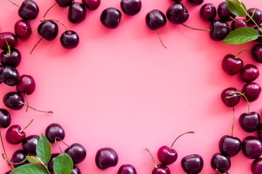 Kırmızı kiraz çerçevesi, böğürtlen arka planı. Genel Görünüm