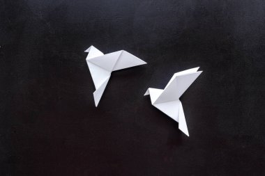 Origami kuşları tepemizde uçuyor.
