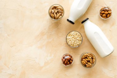 Badem, fındık, şişede ceviz yulafı sütü - üst manzara