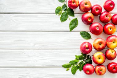 Yapraklı olgun kırmızı elmalar - üst görünüm, boşluk kopyala