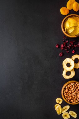 Atıştırmalıklar, parti yemekleri, fındıklı ve kuru meyveli.