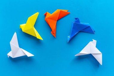 Farklı tonlarda kağıt kuşlar. Origami konsepti. Üst görünüm