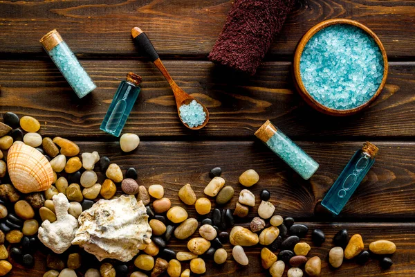 Spa setzt Maßstäbe für Meereskosmetik - Aromaöl und blaues Salz. Ansicht von oben — Stockfoto