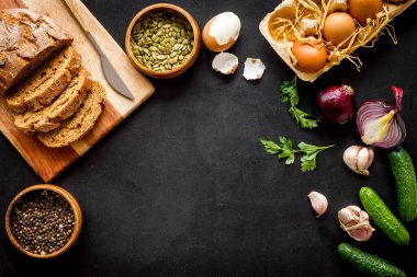 Ev yapımı taze yemekli köy yemeği masası. Genel Görünüm