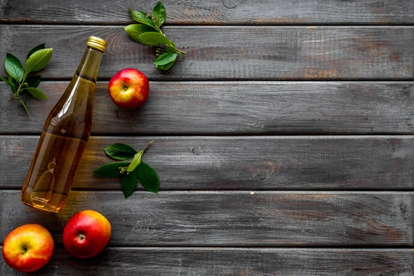 Botella de vinagre orgánico de manzana o sidra. Vista superior, espacio de copia — Foto de Stock