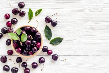 Kasede böğürtlen var. Kırmızı kiraz üst görünümü, boşluk kopyala