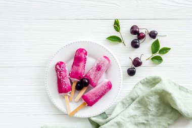 Vişneli dondurma, masada meyveli dondurma, üst manzara.