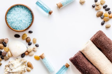 Deniz tuzu ve taşlarla kaplıca kozmetik ürünleri çerçevesi